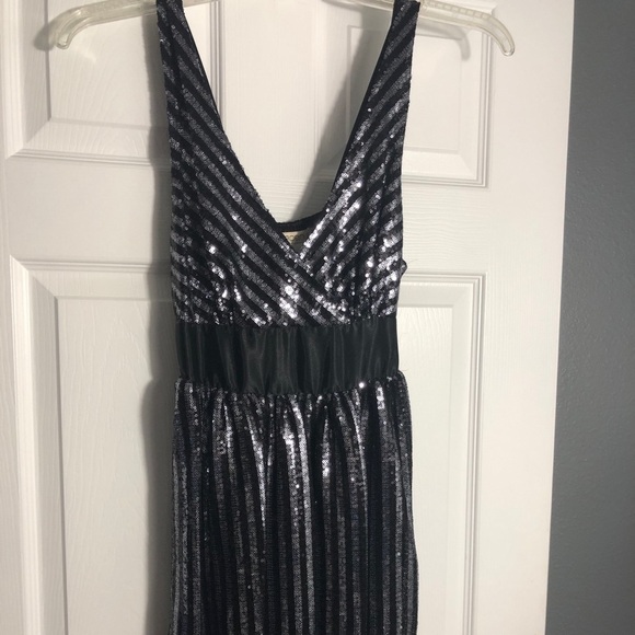 Arden B Dresses & Skirts - Arden B silver & black sequin dress with belt